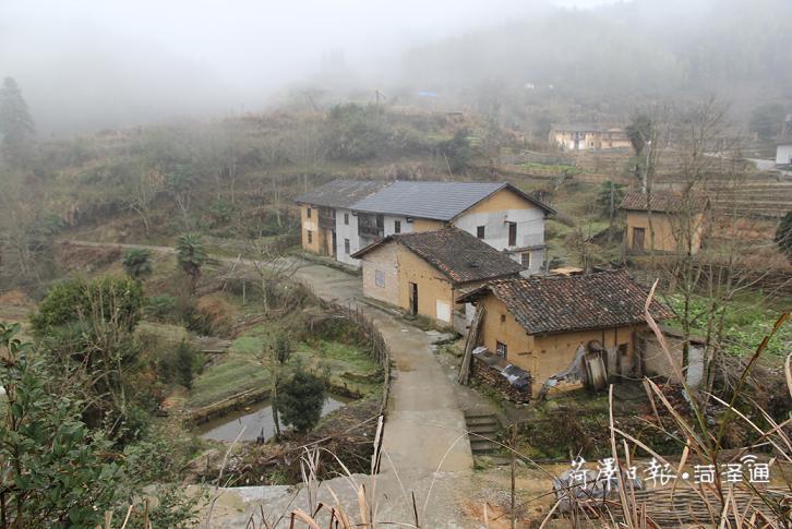 在“八角樓燈光”的照耀下，神山村實(shí)現(xiàn)了由山區(qū)到景區(qū)的歷史性跨越，交出了一份脫貧攻堅(jiān)的“漂亮”答卷。如今的神山村，正在鄉(xiāng)村振興的大道上闊步前行。圖1為神山村農(nóng)村住房舊貌（圖片由茅坪鎮(zhèn)提供）.jpg